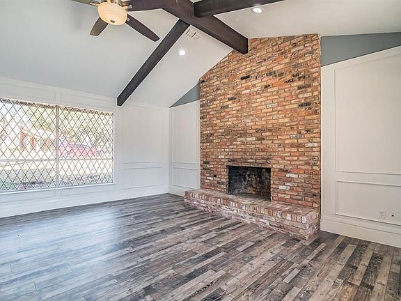 3rd image of 2029 Oxford Cir