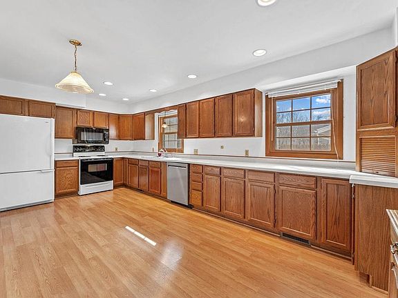 4th image of 402 Modern Avenue