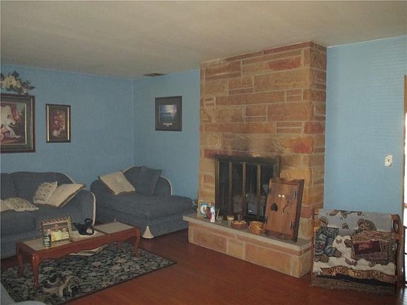 4th image of 107 N East St