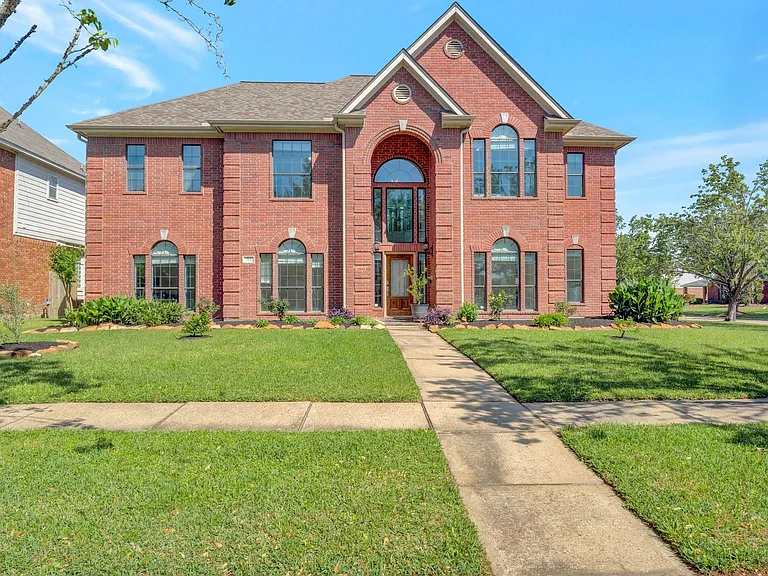 301 Winding Oak Ln S — Photo 1