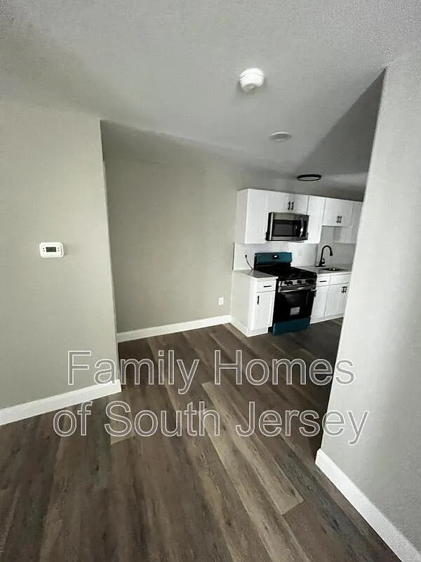 3 bed, 2.0 bath, 1000 sqft, $2,100 — Photo 4