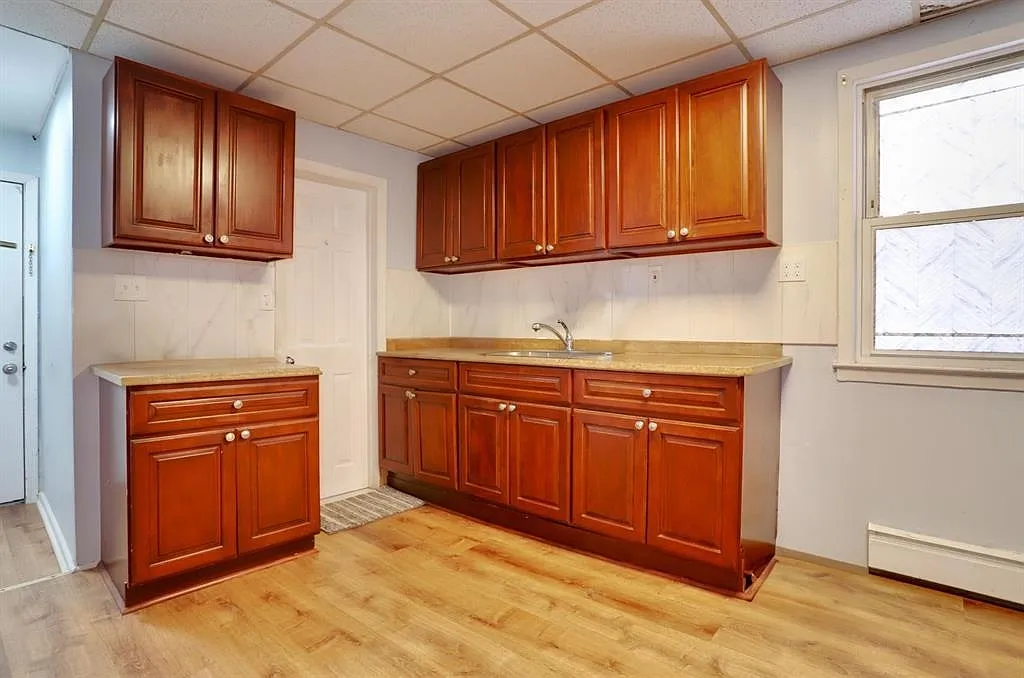 3 bed, 1.0 bath, 1200 sqft, $2,200 — Photo 3