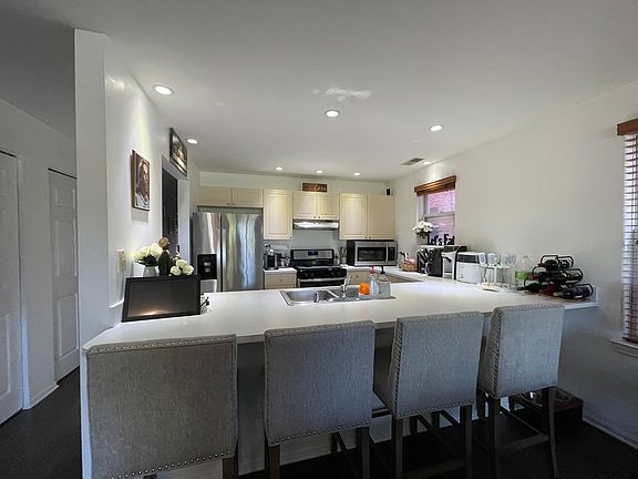 4th image of 1443 N Larrabee St #B