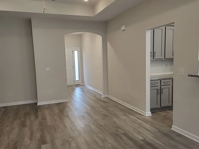 497 Hillsborough Dr — Photo 8
