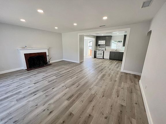 3rd image of 214 E Evergreen Ave