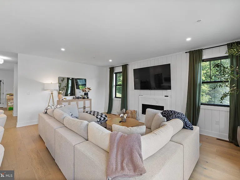 985 Henry Ave — Photo 12