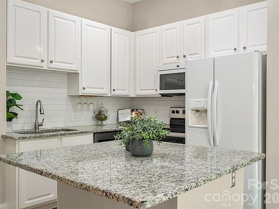 4th image of 627 Garden District Dr