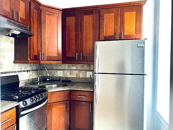 2nd image of 361 Hoyt St #2