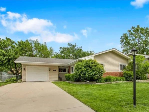 1755 Monticello Rd, Hoffman Estates, IL 60169