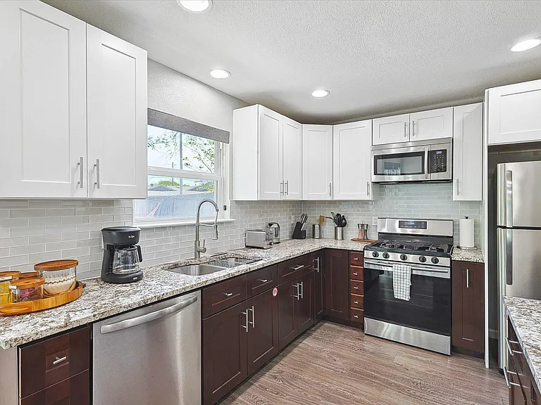 530 E Tyler St — Photo 14