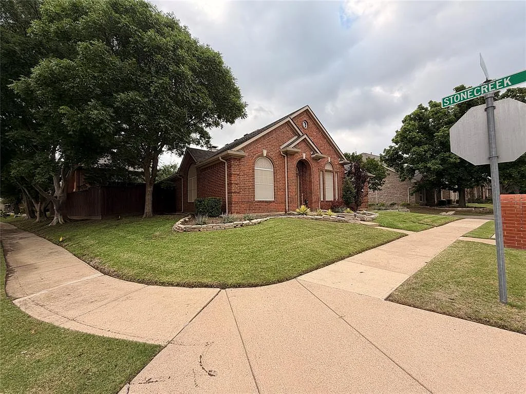 Picture 2 - 8640 Woodcreek Dr
