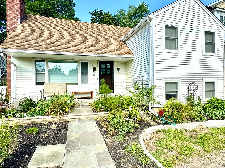 52 Oak Ridge St — Photo 1