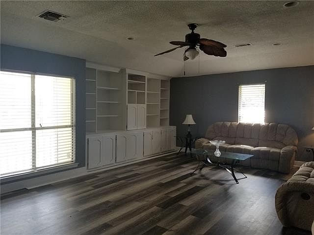 1st image of 401 W McAdoo St