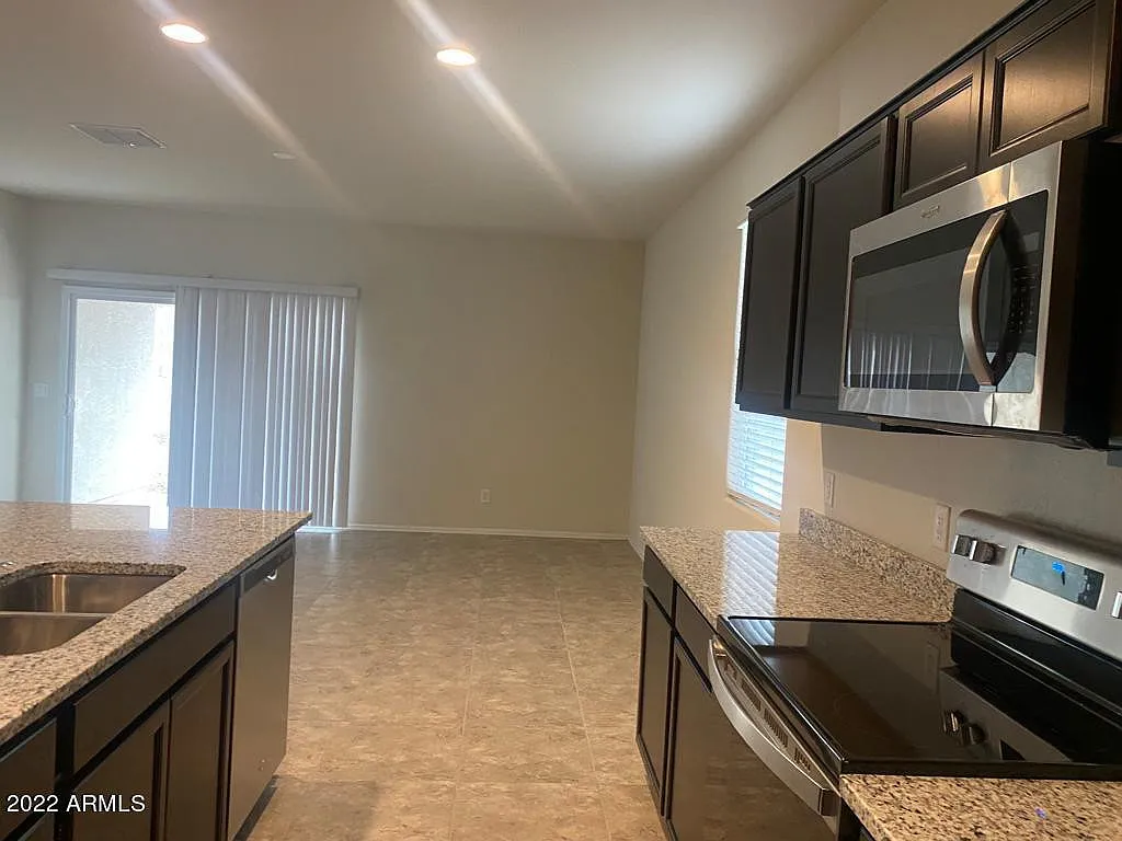 4 bed, 2.0 bath, 1995 sqft, $2,195 — Photo 4