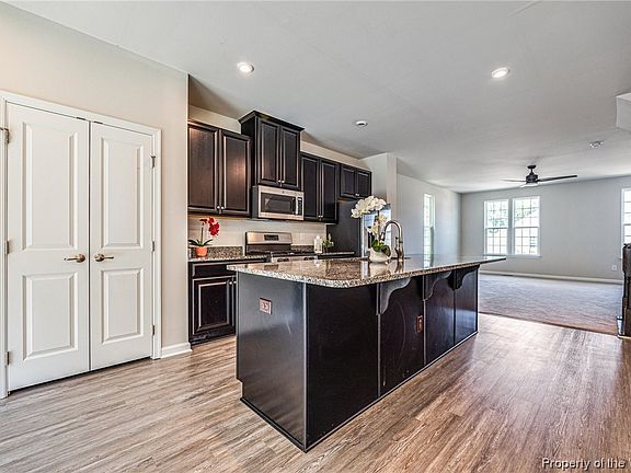 3rd image of 305 Clements Mill Trce
