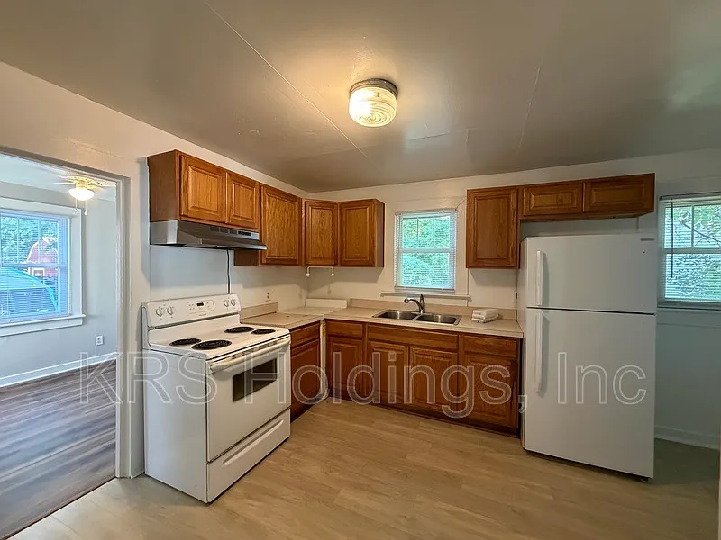 3 bed, 1.0 bath, 965 sqft, $1,400 — Photo 3