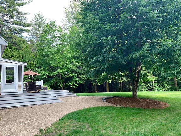 3rd image of 15 Deer Hollow Dr