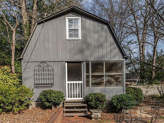 3rd image of 307 E 11th St SE