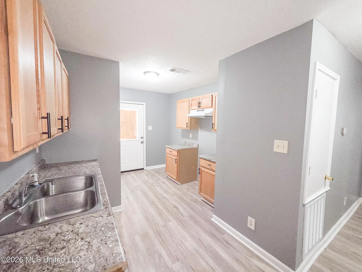 4 bed, 2.0 bath, 1210 sqft, $1,600 — Photo 3