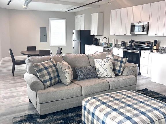 2nd image of 902 Howard Ave #13