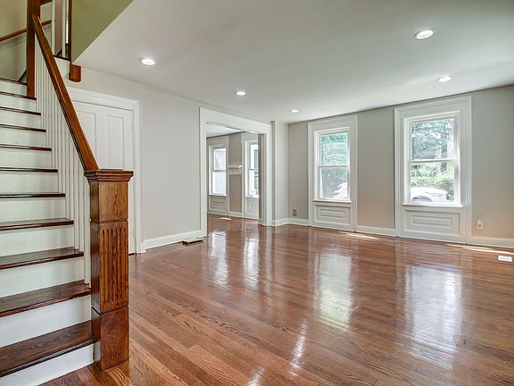5th image of 204 N Batavia Ave