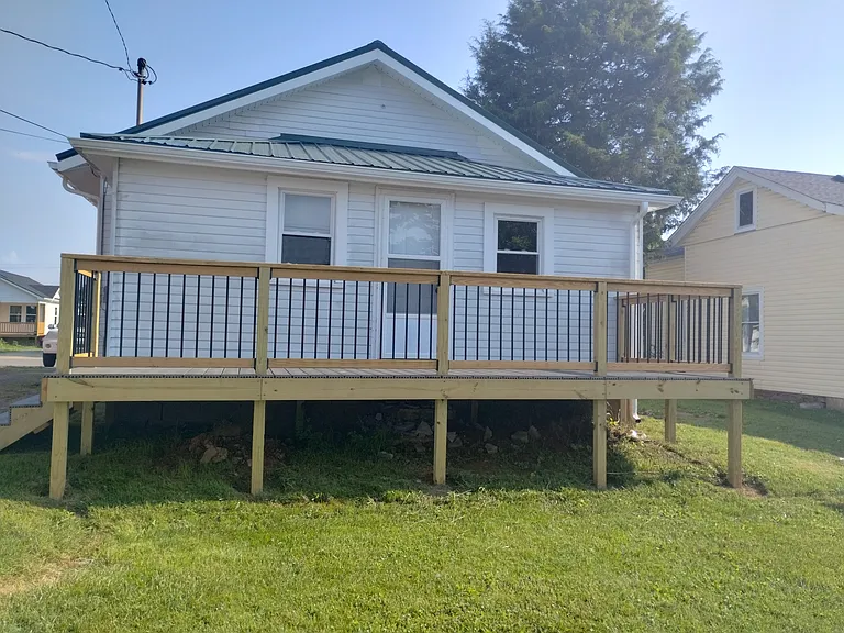 209 Lamont St — Photo 4
