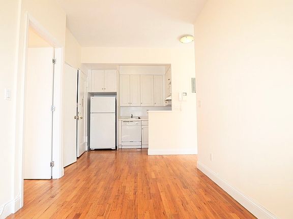 4th image of 201 E 81st St APT 4a