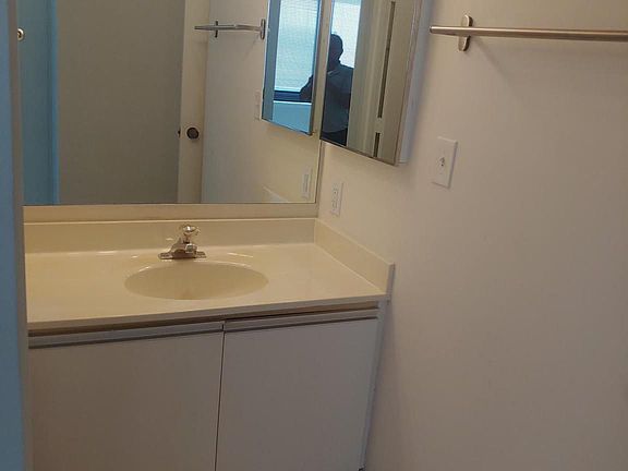 5th image of 1805 Crystal Dr