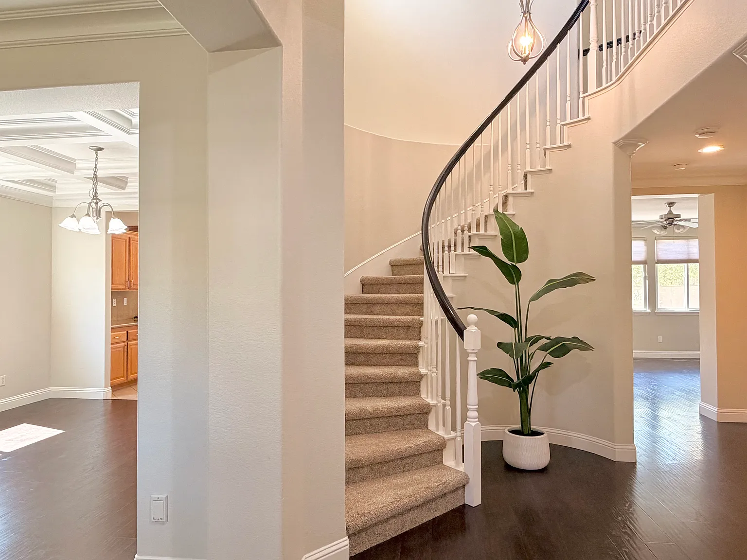 5 bed, 2817 sqft, $3,895 — Photo 2
