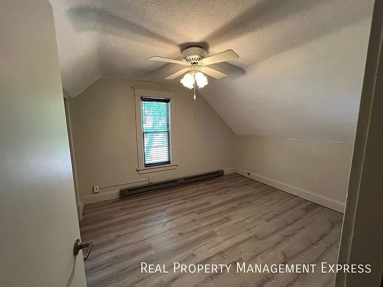 925 N Blauvelt Ave — Photo 14