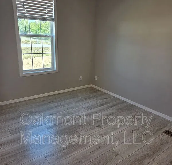 212 Rosewood Ct — Photo 8