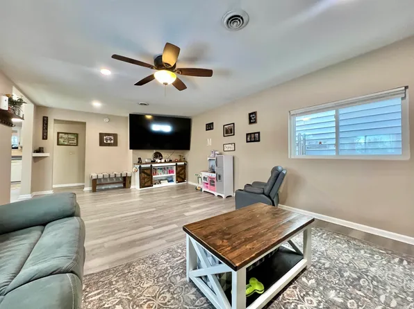 928 S Peters St, Garrett, IN 46738