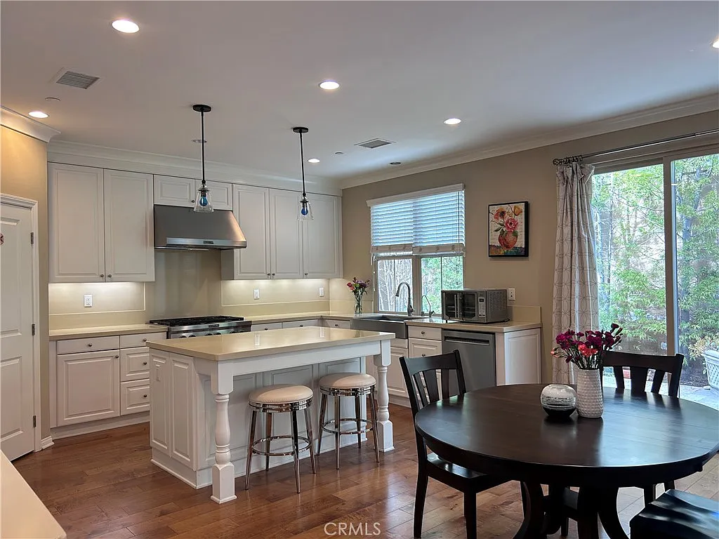 4 bed, 2653 sqft, $6,600 — Photo 3