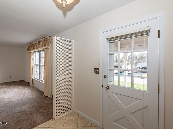 5th image of 907 Willow Dr