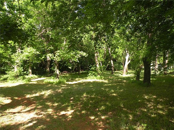 3rd image of Oak Creek Dr