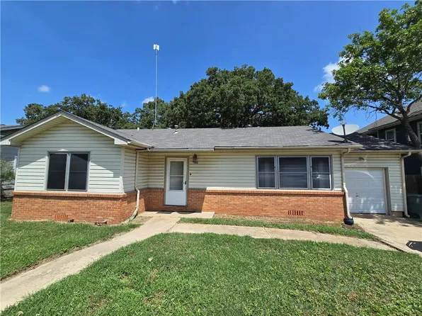 208 Tee Dr, Bryan, TX 77801