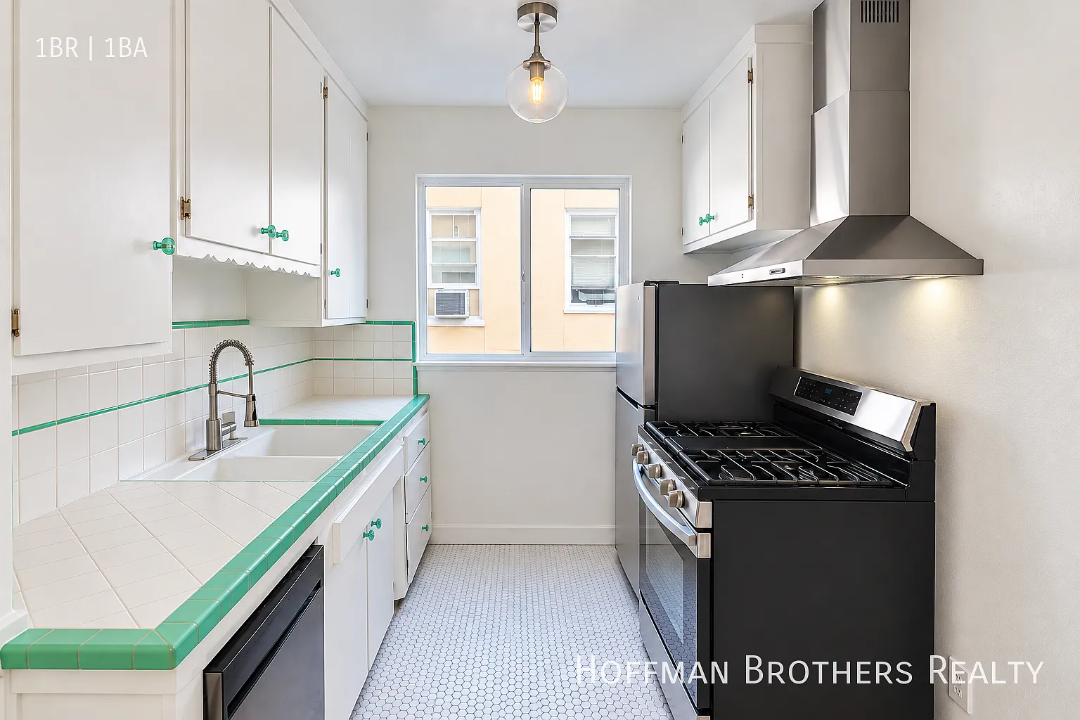 Spacious 1-Bedroom With Hardwood Floors & On-Site Laundry! — Photo 2