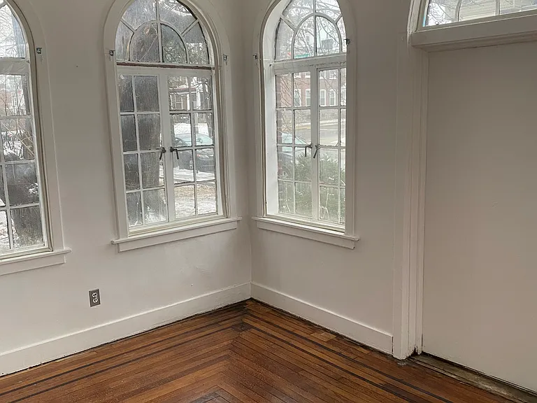 W Walnut St — Photo 12