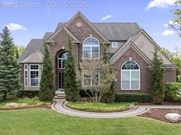 57201 Meadowcreek Cir, South Lyon, MI 48178