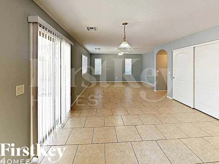2430 W Via Dona Rd — Photo 4