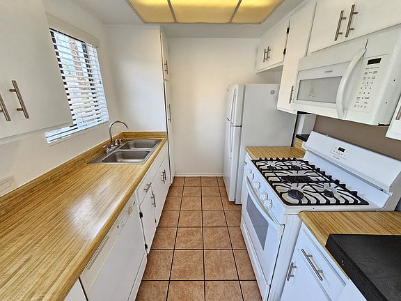4th image of 5718 Camellia Ave APT 203