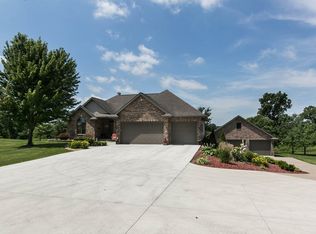 960 11th St NE, Dyersville, IA 52040