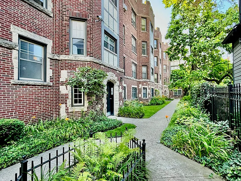 1628 W Lunt Ave #2B — Photo 1