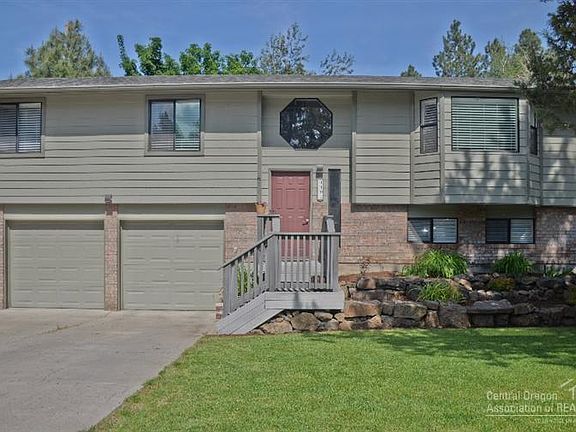2nd image of 1102 SE Teakwood Dr