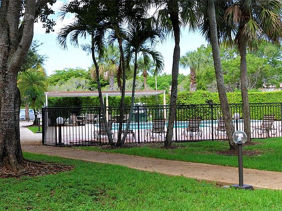 4th image of 210 Lakeview Drive #306