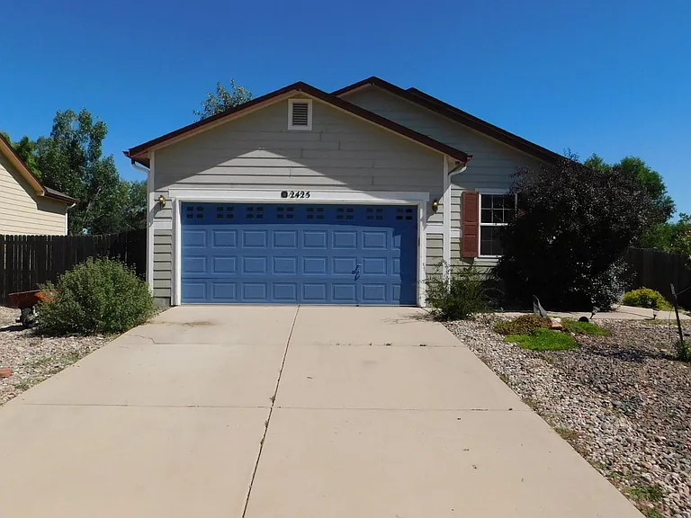 2425 Lexus Dr — Photo 2