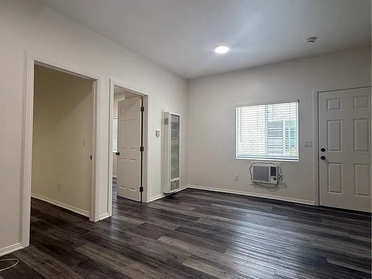2284 Long Beach Blvd — Photo 6