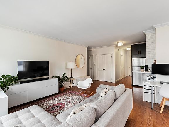 3rd image of 333 E 34th St Penthouse C
