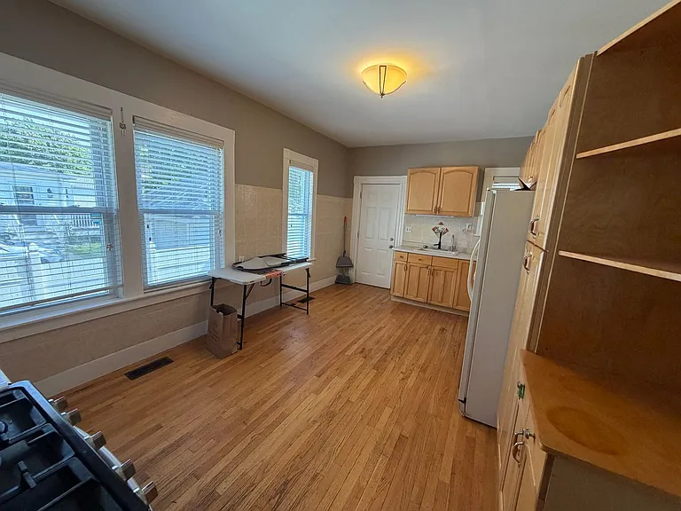 325 Rogers St — Photo 8