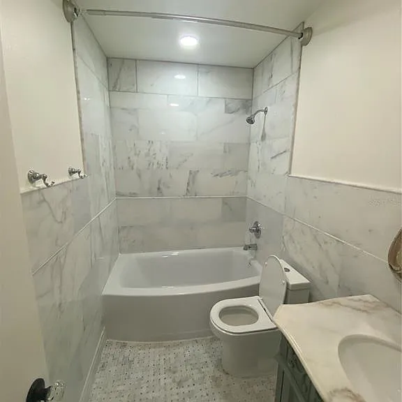 704 Angelina Ln #B — Photo 12